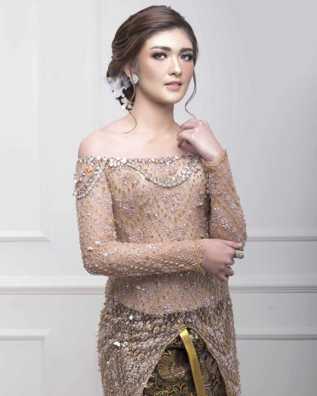 9 Trik Siasati Tubuh Mungil Tak Tenggelam dalam Kebaya. Busana Cantik Tapi Salah Pakai ya Percuma 23 9 Trik Siasati Tubuh Mungil Tak Tenggelam dalam Kebaya. Busana Cantik Tapi Salah Pakai ya Percuma
