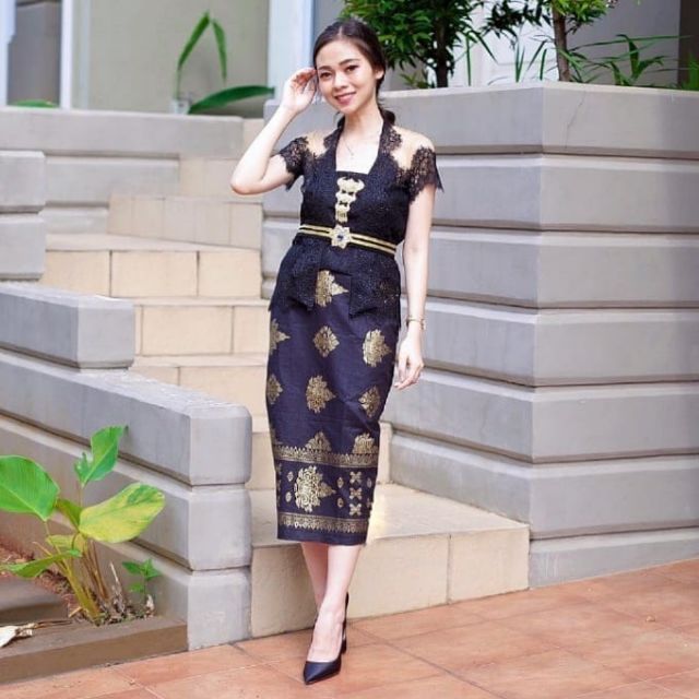 9 Trik Siasati Tubuh Mungil Tak Tenggelam dalam Kebaya. Busana Cantik Tapi Salah Pakai ya Percuma 22 9 Trik Siasati Tubuh Mungil Tak Tenggelam dalam Kebaya. Busana Cantik Tapi Salah Pakai ya Percuma