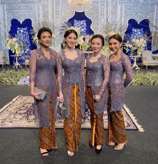 9 Trik Siasati Tubuh Mungil Tak Tenggelam dalam Kebaya. Busana Cantik Tapi Salah Pakai ya Percuma 19 9 Trik Siasati Tubuh Mungil Tak Tenggelam dalam Kebaya. Busana Cantik Tapi Salah Pakai ya Percuma