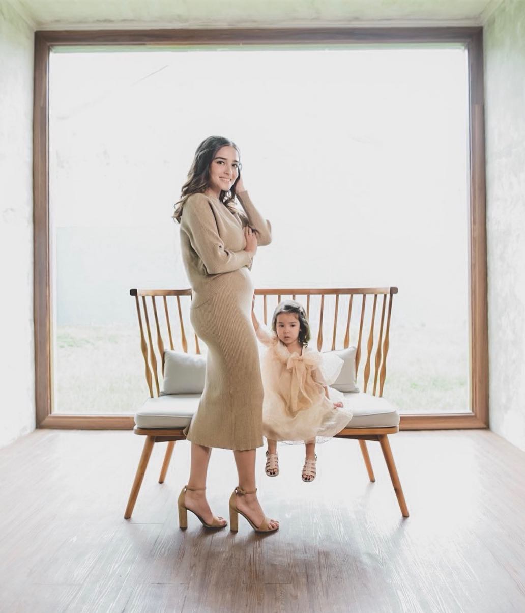 Yasmine Wildblood Umumkan Hamil Anak ke-2, Warganet Nggak Sabar Punya Ponakan Online Baru! 5 Yasmine Wildblood Umumkan Hamil Anak ke-2, Warganet Nggak Sabar Punya Ponakan Online Baru!