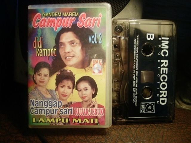 Menebak Isi Tas Dilan dari Karakter dan Kebiasaannya. Kira-Kira Badboy Manis itu Bawa Apa Aja, Ya?