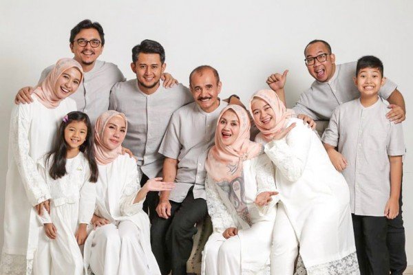 Tak Butuh Pacaran Lama, 8 Artis Ini Sukses Langgeng Sampai ke Pelaminan. Apa Rahasianya?