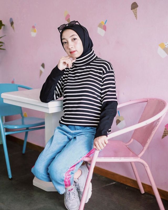 10 Ide Padu Padan Baju Garis-garis ala Hijabers. Manis!
