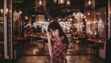 Agar Nggak Makan Hati Nunggu Kabar Pacar yang Super Sibuk, Lebih Baik Kamu Bersikap Begini!