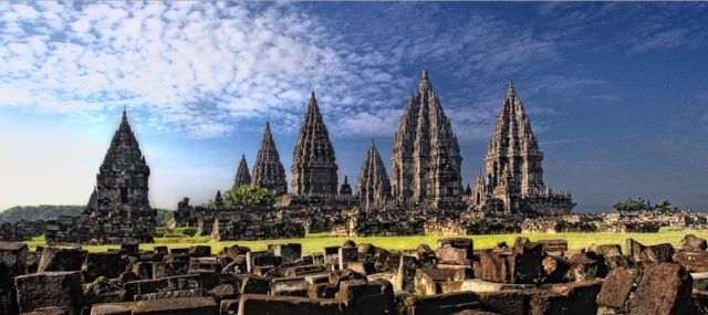 Jogja terbuat dari rindu, pulang, dan kamu