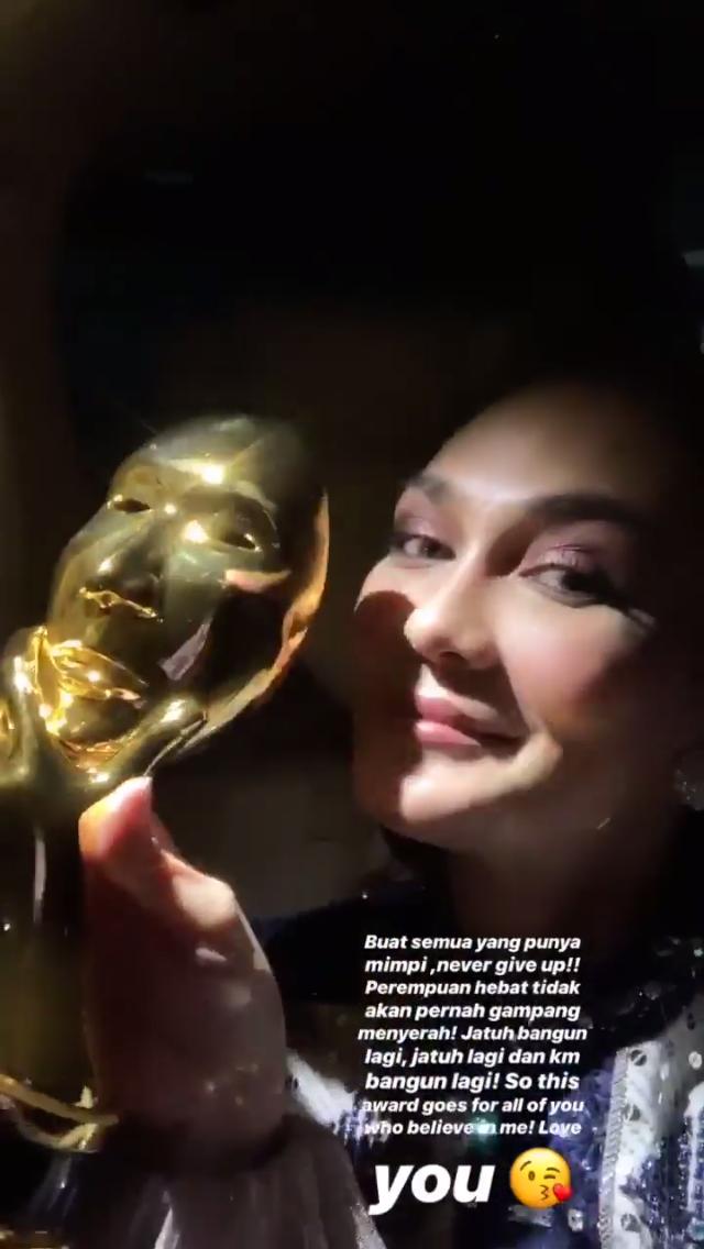 Luna Maya Sukses Move On dan Raih Penghargaan di IMA 2019, Ini Pesannya ke Sesama Perempuan!