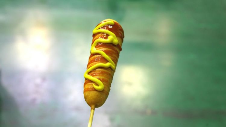 7 Langkah Mudah Bikin Corn Dogs, Camilan Hits Ala Korea. Nggak Perlu Jajan Lagi Jadinya!