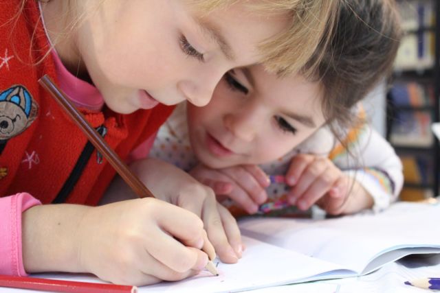 Kesalahan Pola Asuh Helicopter Parenting, Mudah Kelihatannya tapi Bahaya ke Depannya