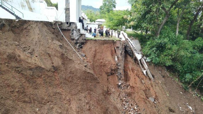 Makam Raja Imogiri Terkena Longsor. Sebaiknya Kamu Nggak Berkunjung ke Sana Dulu ya!