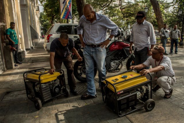 13 Potret dari Babak Terbaru Penderitaan Warga Venezuela. 70% Wilayahnya Kini Gelap Gulita