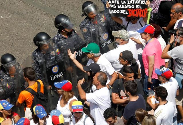 13 Potret dari Babak Terbaru Penderitaan Warga Venezuela. 70% Wilayahnya Kini Gelap Gulita
