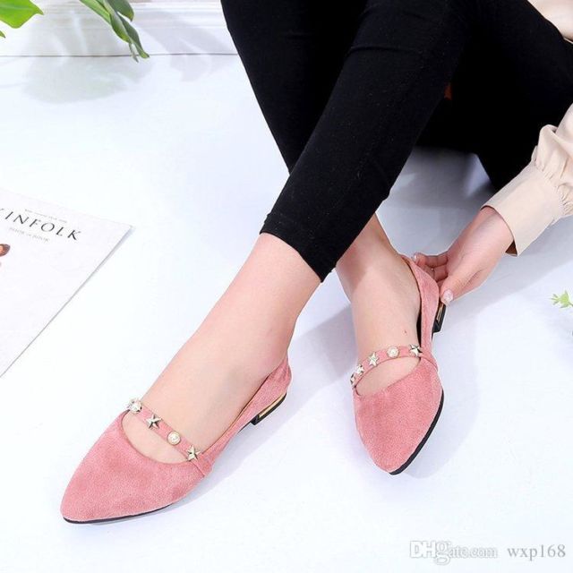 11 Pilihan Flat Shoes Unik Biar Penampilanmu Makin On Point. Belum Punya yang Mana Nih?