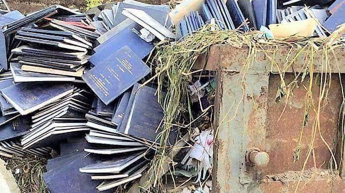 7 Penampakan Skripsi yang Dibuang ini Bikin Hati Teriris-iris. Perjuangan itu Tinggal Kenangan, Sobat~
