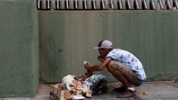 Nasib Venezuela Kian Memprihatinkan. Kini Banyak Orang Lapar Mengais Sisa Makanan dari Tong Sampah