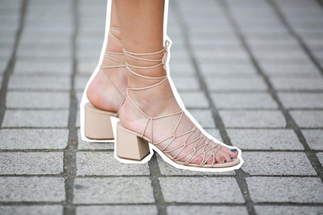 Mengulik Tren 'Naked Sandal' yang Lagi Digandrungi Fashionista. Berani Pamer Kaki Telanjangmu?