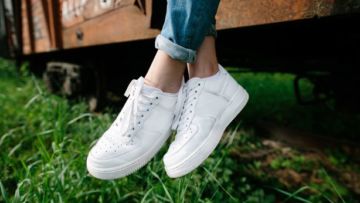 Trik Menjaga Sneakers Putihmu Tetap Bersih dan Menawan Bak Baru Beli. Cuma Modal Pasta Gigi!