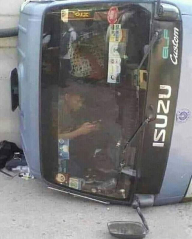 12 Potret Kocak Orang-Orang Santai di Segala Kondisi. Seberat Apa pun Bebannya, Asyikin Aja Lagi~