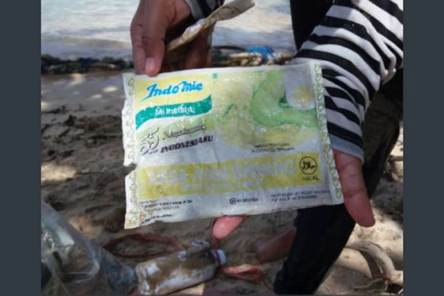 Penampakan Bungkus Indomie 19 Tahun Lalu Ini Bikin Miris. Sampah Jadul Tapi Masih Begitu 'Sempurna'