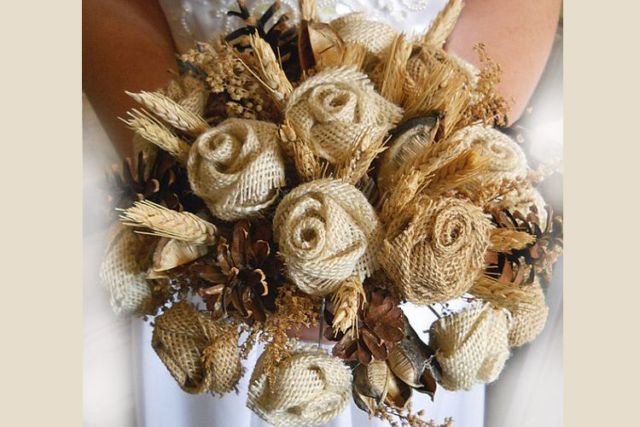 11 Ide Cantik Memasukkan Unsur Kain Goni atau Burlap ke Detail Dekorasi Pernikahan. Unik!