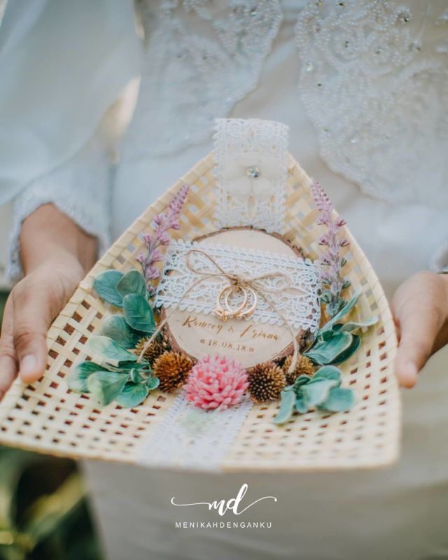 10 Inspirasi Ring Box Cantik Berbahan Kayu. Pas Nih, Buat Pesta Pernikahanmu Makin Terkesan Rustic