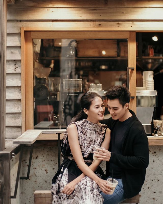 Suka Canggung Bergaya? Cobain Nih 12 Ide Pose Pre-Wedding Duduk Manja Bersama Pasangan Mesra