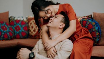 13 Ide Pose Pelukan dari Belakang yang Manis dan Romantis untuk Pre-Wedding. Duh, Mesranya~