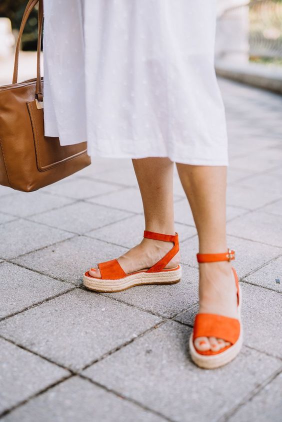 Mengulik Tren 'Naked Sandal' yang Lagi Digandrungi Fashionista. Berani Pamer Kaki Telanjangmu?