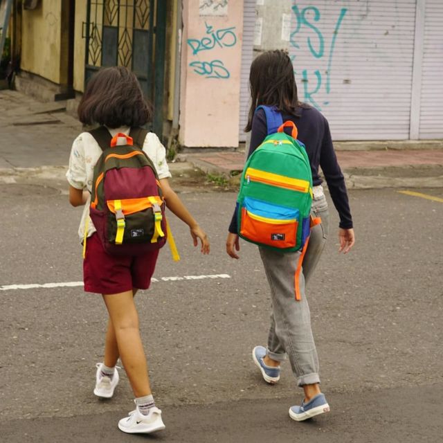 10 Rekomendasi Tas Colorful Lokal, Harga Mahasiswa. Gaya Mentereng tapi Bujet Tipis? Bisa!