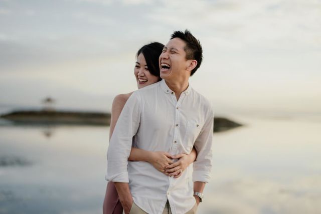 13 Ide Pose Pelukan dari Belakang yang Manis dan Romantis untuk Pre-Wedding. Duh, Mesranya~
