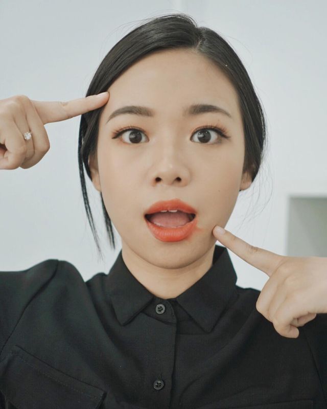 11 Ide Pakai Lipstik Warna Oranye ala Selebgram, Segar dan Nggak Norak 23 11 Ide Pakai Lipstik Warna Oranye ala Selebgram, Segar dan Nggak Norak