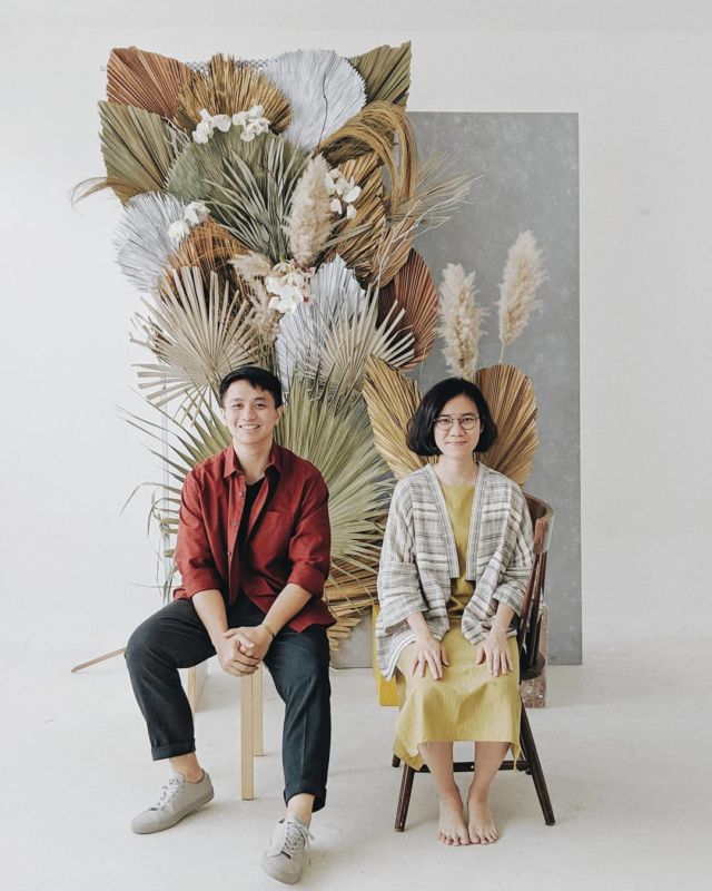 Suka Canggung Bergaya? Cobain Nih 12 Ide Pose Pre-Wedding Duduk Manja Bersama Pasangan Mesra