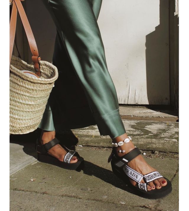 Mengulik Tren 'Naked Sandal' yang Lagi Digandrungi Fashionista. Berani Pamer Kaki Telanjangmu?