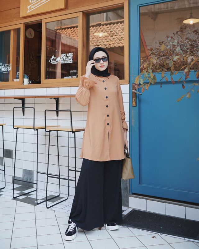 10+ Padu Padan Tunik ala Selebgram Helmi Nursifah. Nyaman untuk ke Kantor atau ke Kampus Seharian~
