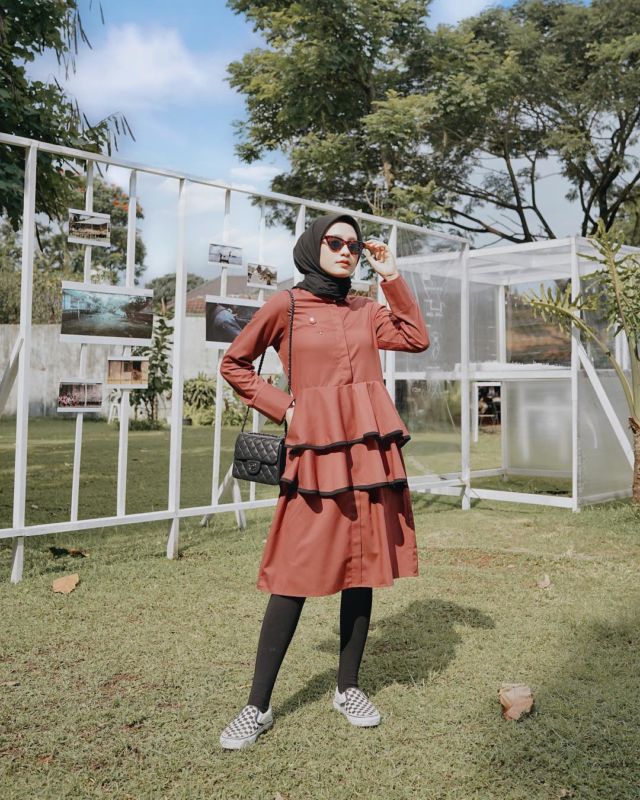 10+ Padu Padan Tunik ala Selebgram Helmi Nursifah. Nyaman untuk ke Kantor atau ke Kampus Seharian~