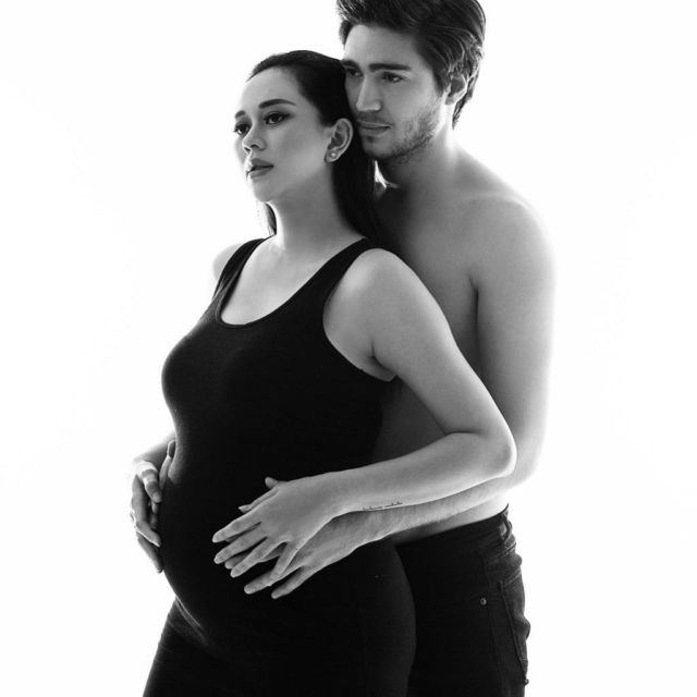 Hamil 7 Bulan, Aura Kasih Unggah Maternity Photo Seksi Bareng Suami. Bisa Jadi Ide Fotomu Juga Nih! 19 Hamil 7 Bulan, Aura Kasih Unggah Maternity Photo Seksi Bareng Suami. Bisa Jadi Ide Fotomu Juga Nih!