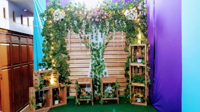 Mengulik 8 Ide Rustic Photobooth ala Pertunangan Ayla Dimitri. Elegan, Tamu Undangan Pasti Terkesan