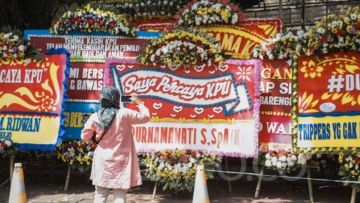 Gedung KPU Dipenuhi Karangan Bunga, Dari yang Kocak Tulisannya Hingga yang Membuat Haru