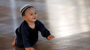 12 ‘Atraksi’ Lucu Anak Kecil Saat Belajar Salat. Semoga Kelak Jadi Anak yang Saleh dan Salihah, Ya!