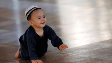 12 ‘Atraksi’ Lucu Anak Kecil Saat Belajar Salat. Semoga Kelak Jadi Anak yang Saleh dan Salihah, Ya!