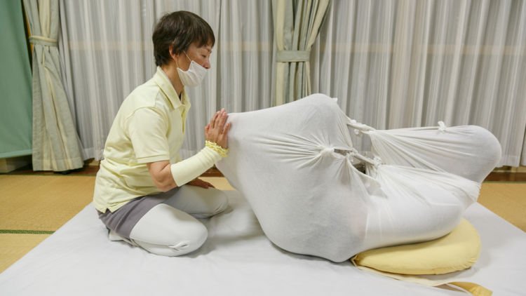 Mengulik Otonamaki, Terapi ‘Bungkus Kain’ Para Ibu di Jepang untuk Kurangi Sakit Pasca Melahirkan