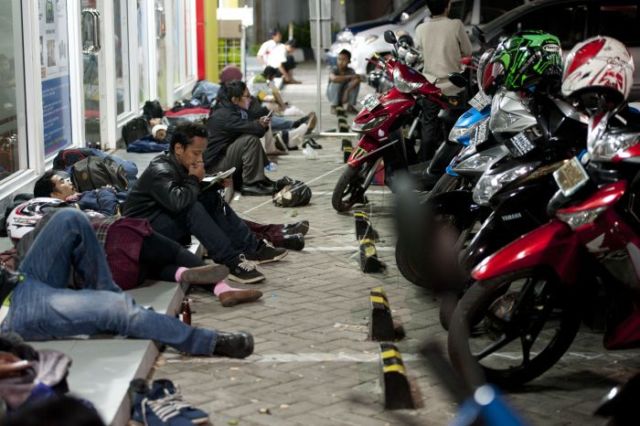 4 Alasan Pom Bensin Jadi Tempat Favorit Mangkal Para Penjual Pentol. Berasa Singgasana Mereka~