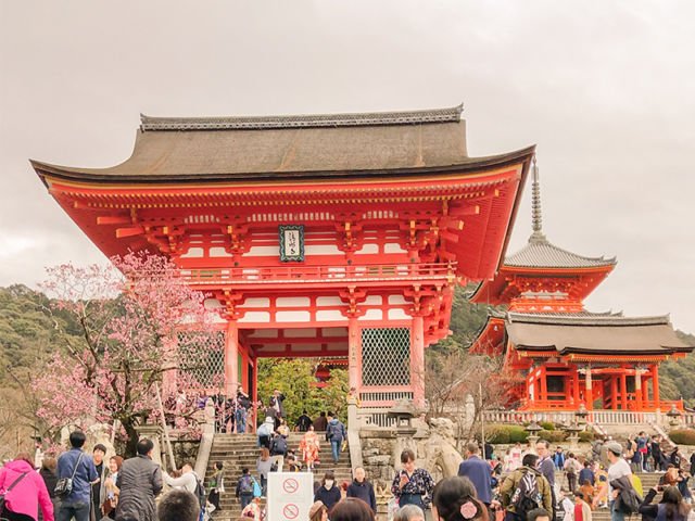 Pintu masuk menuju Kiyomizu-dera