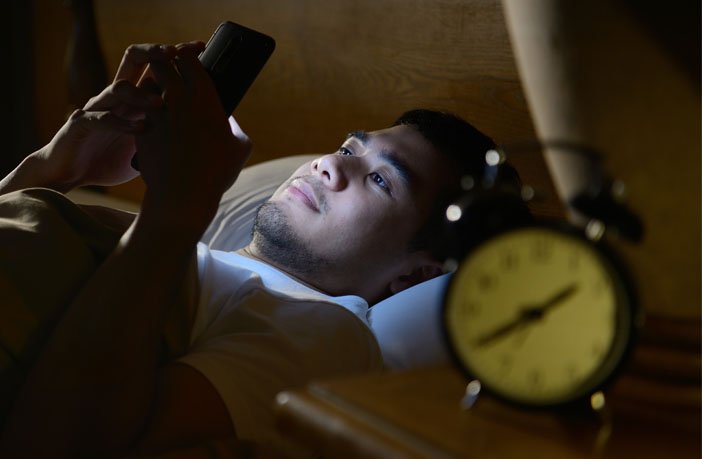 8 Kebiasaan Konyol Pembaca Hipwee Sebelum Tidur. Sudah Akui Saja, Banyak yang Begini, kan?