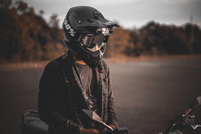 Helm untuk melindungi kepala