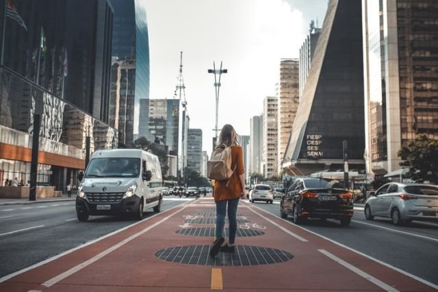 Berjalan di sudut kota