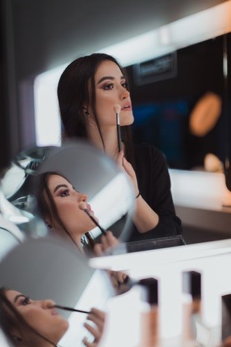 Masih Bingung Pilih BB Cream atau Foundation? Sekilas Terlihat Sama, Pahami Dulu Yuk Perbedaannya