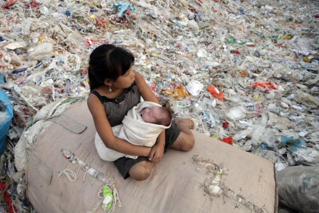 Penampakan Bungkus Indomie 19 Tahun Lalu Ini Bikin Miris. Sampah Jadul Tapi Masih Begitu 'Sempurna'
