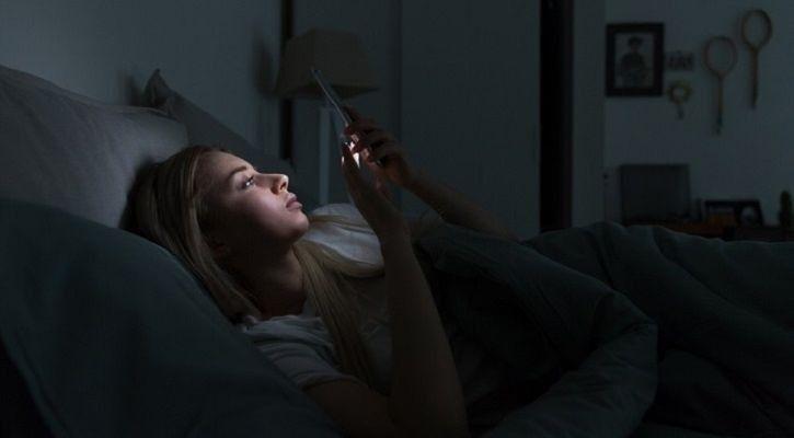 8 Kebiasaan Konyol Pembaca Hipwee Sebelum Tidur. Sudah Akui Saja, Banyak yang Begini, kan?
