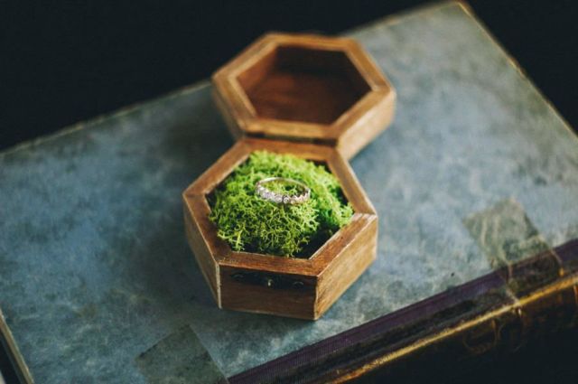 10 Inspirasi Ring Box Cantik Berbahan Kayu. Pas Nih, Buat Pesta Pernikahanmu Makin Terkesan Rustic