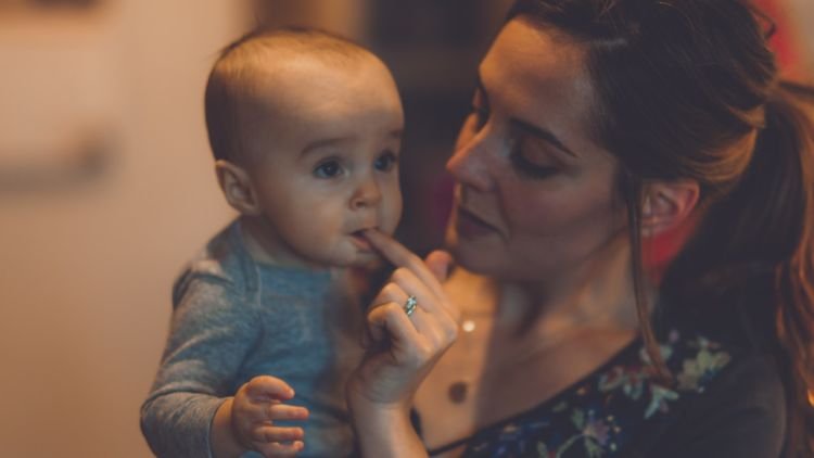7 Situasi yang Sering Buat Working Mom Nggak Fokus Kerja. Pikiran Jadi Sering Terbagi Dua